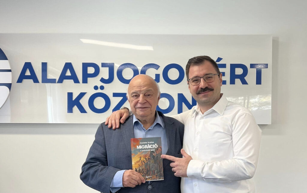 György Nógrádi e il presidente del Centro per i Diritti Fondamentali, Miklós Szánthó, posano assieme al libro "MIGRÁCIÓ – A populisták igaza" di Daniele Scalea